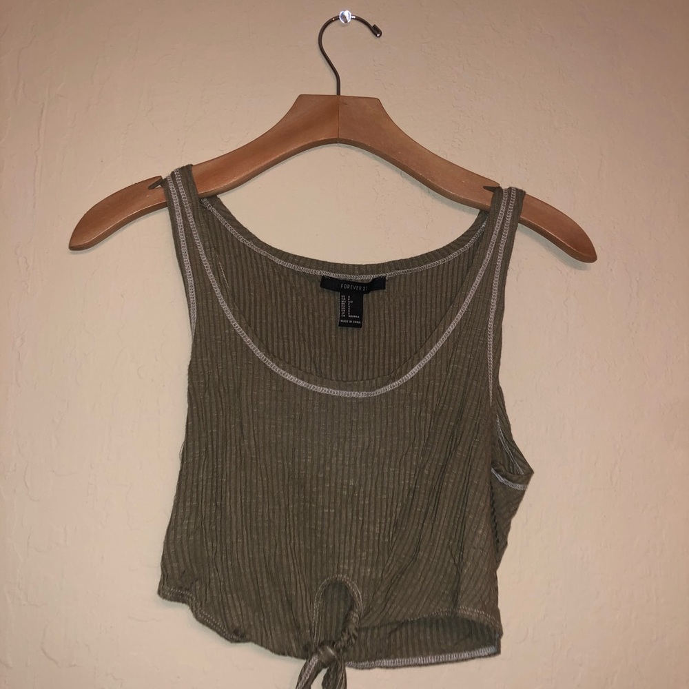 Crop-top with tie in the front